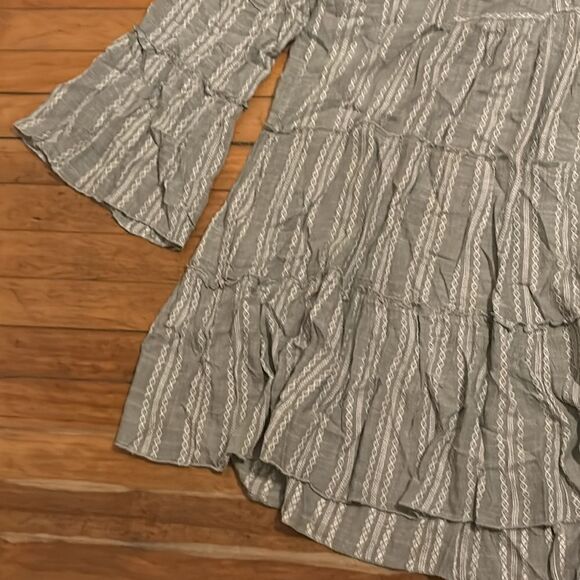 NWT Elan Women’s Gray Tiered Tunic Blouse Three quarter sleeve 1X - Picture 3 of 4